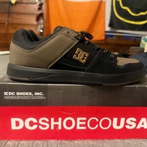 DC Shoes CureMen's Black and Tanish Gold Sneakers